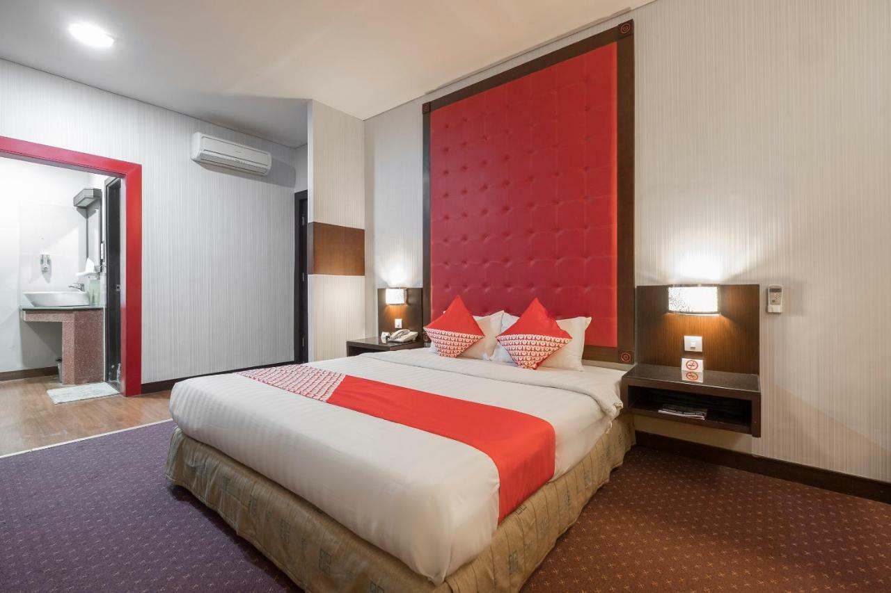 Oyo 821 Hotel Dinasti Makassar Kültér fotó
